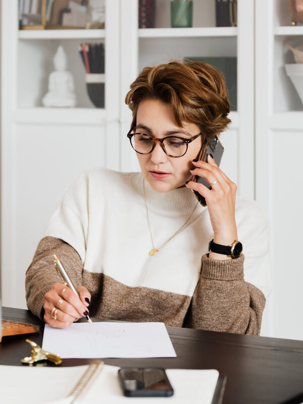 Pessoa falando ao telefone